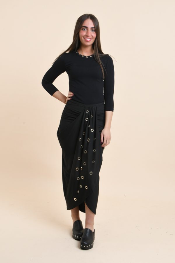 Junes noire à oeillets