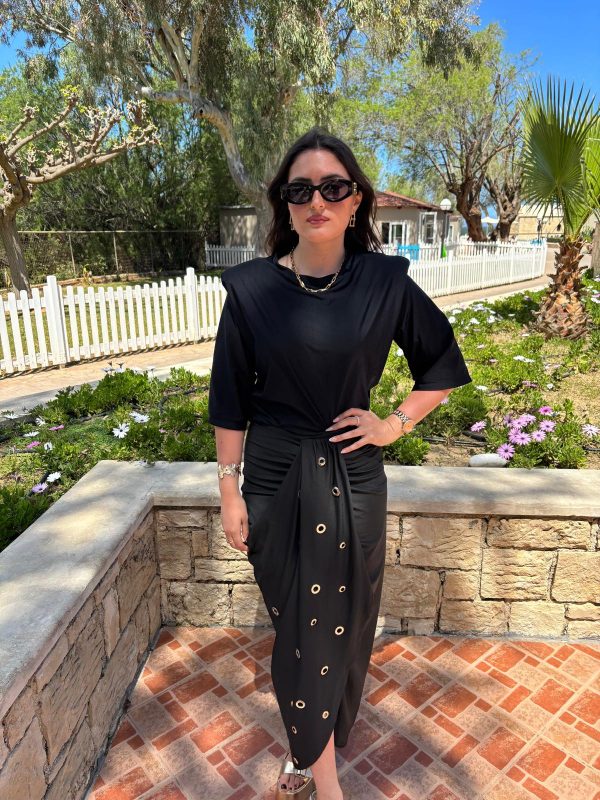 Junes noire à oeillets